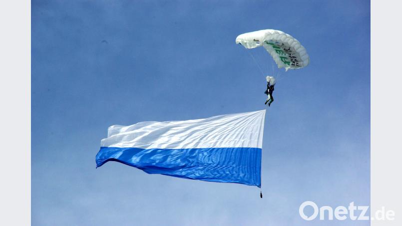 Die Gruppe "Magic Wings" werden die Hauptattraktion des 37. Gramaufests sein. Die Springer versuchen aus 2.500 Metern Höhe eine Punktlandung hinzubeikommen. exb