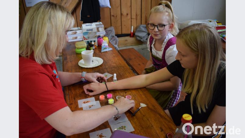 Das Schminken war gerade bei Mädchen besonders beliebt. bnr