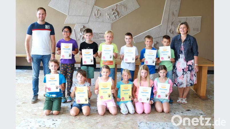 Die besten Leser der Grundschule im Antolin-Programm erhielten Urkunden. Mit auf dem Bild Lehrer Benjamin Koppmann (links) und Konrektorin Beate Koch (rechts). njn