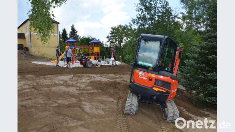 Der Feuerwehr mit den Vorsitzenden Reinhard Wiesent und Richard Seegerer haben es die Böhmischbrucker Kinder in erster Linie zu verdanken, dass sie nicht nur neue Spielgeräte sondern auch einen größeren Spielplatz erhielten. Die Kosten in Höhe von 15 000 Euro übernahm die Stadt, die auch für die professionelle Aufstellung der Spielgeräte sorgte. dob