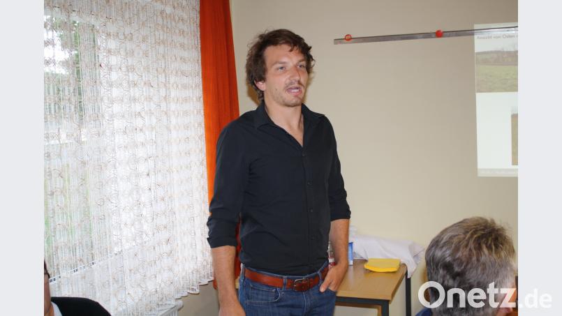 David Neidl stellt die Planentwürfe für den Solarpark Kurbersdorf II im Trabitzer Gemeinderat vor. bjp