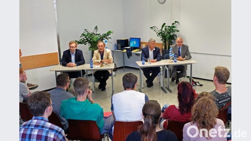 Die Landtagsabgeordneten Alexander Flierl (CSU), Franz Schindler (SPD), Joachim Hanisch (Freie Wähler) und Jürgen Mistol (Bündnis90/Die Grünen) stellen sich nach dem Planspiel den Fragen der Schülerschaft. (von links nach rechts) twi