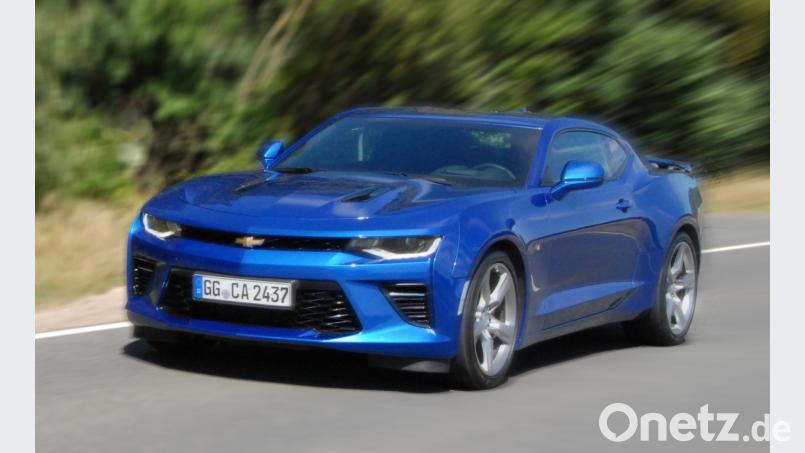 Man hört ihn, ehe man ihn sieht: Im Chevrolet Camaro arbeitet ein Achtzylinder-Sauger der alten Schule. „Smallblock“ nennen die Amerikaner den Motor mit dem für europäische Verhältnisse gewaltigem Hubraum von 6,2 Litern. Da erscheint der Testverbrauch von 12,8 Litern fast schon angemessen. Michael Ascherl