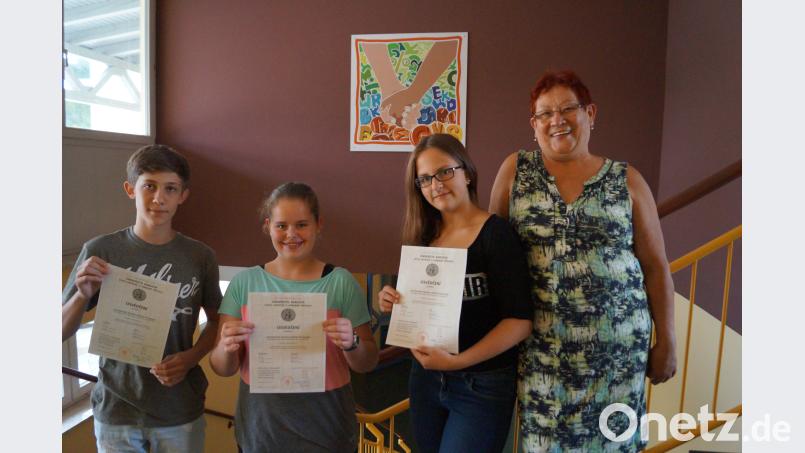 Kursleiterin Dagmar Krtova (rechts) gratulierte den Schülern (von links) Nikita Lobovkin, Franziska Mehltretter und Lisa Wittmann zum Zertifikat. exb