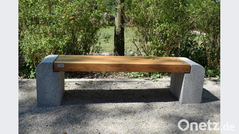 Die neue Ruhebank an der Urnengrabanlage. bnr