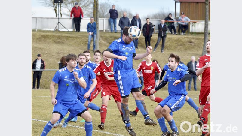 Die DJK Ensdorf (blaue Trikots) war eine der wenigen Mannschaften, gegen die der SV Hahnbach in seiner Meister-Saison nicht gewann. Im Hinspiel in Hahnbach gab es ein 1:1-Unentschieden, in der Rückrunde ein 2:2.

Bild: Ziegler Hubert Ziegler