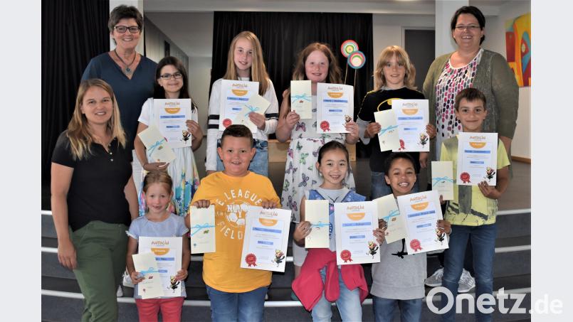 Beim "Antolin"-Lese-Wettbewerb wurden 72111 Lesepunkte gesammelt. Die Klassensieger der Grundschule erhielten "Antolin"-Urkunden und Buchgutscheine, die Förderlehrerin Sabine Arnold (links oben) sowie die Elternbeiräte Melanie Richter (links unten) und Susanne Schnabel (rechts oben) überreichten. rgr