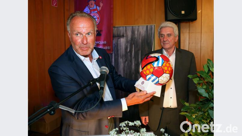 In Floß verteilte Karl-Heinz Rummenigge (links) Geschenke an Fanclub-Chef Gerhard Stadler. Annsonsten teilte der Bayern-Vorstandschef am Freitag gegen den DFB so richtig aus. mef