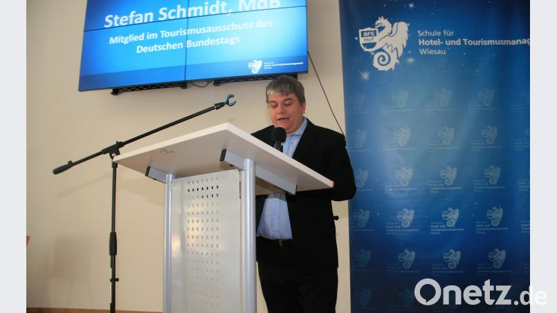 MdB Stefan Schmidt war nach Wiesau gekommen, um den Schulstandort einmal persönlich kennenzulernen. wro