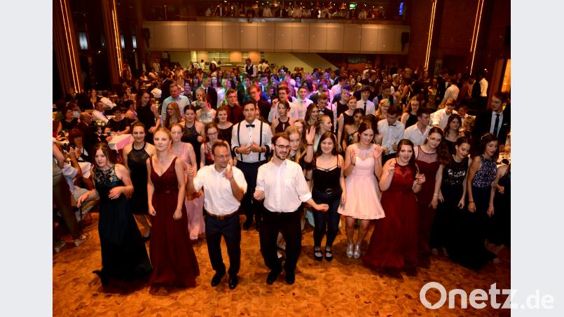 Es ist eine Pracht, als die 35 Tanzpaare der Realschule mit ihren Vortänzern in der Stadthalle auf dem Parkett auflaufen. dob