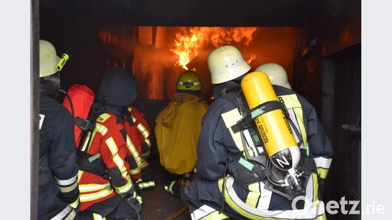 Vom Entstehungsbrand bis zum Vollbrand können die Atemschutzgeräteträger den Brandverlauf beobachten. mde