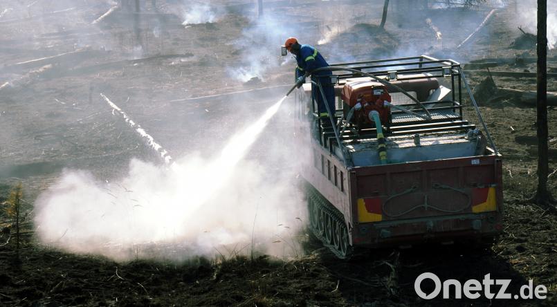 Mit Löschpanzern versucht die Feuerwehr am Truppenübungsplatz Grafenwöhr, den Waldbrand zu löschen. Der Panzer fasst 6000 Liter die gerade einmal für 30 Minuten Löschen reichen. gf