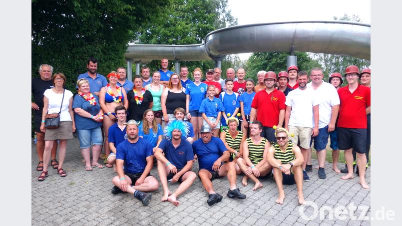 Nicht auf einem Siegerpodest, sondern zu Füßen aller anderen Teilnehmer sitzen die Gewinner des Fischer-Stechens (von links) Jochen Randig, Thomas Dobmeier, Franz Kaas, Tobias Bauer, Sebastian Müllner und Hubert Grötsch. Bild: fjo fjo