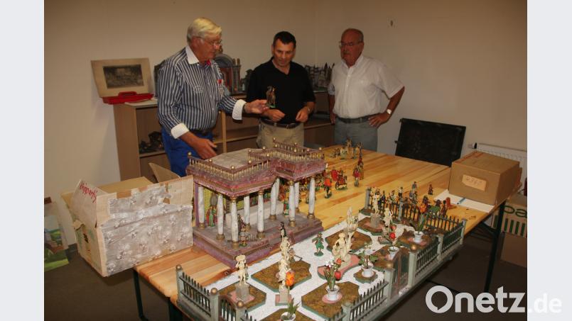 Alfons Mehler (links) bei der Übergabe vieler Krippenfiguren. Mit dabei waren Paulus Mehler (Mitte) und Hans Lindner (rechts), Vorsitzender der Tirschenreuther Krippenfreunde. kro