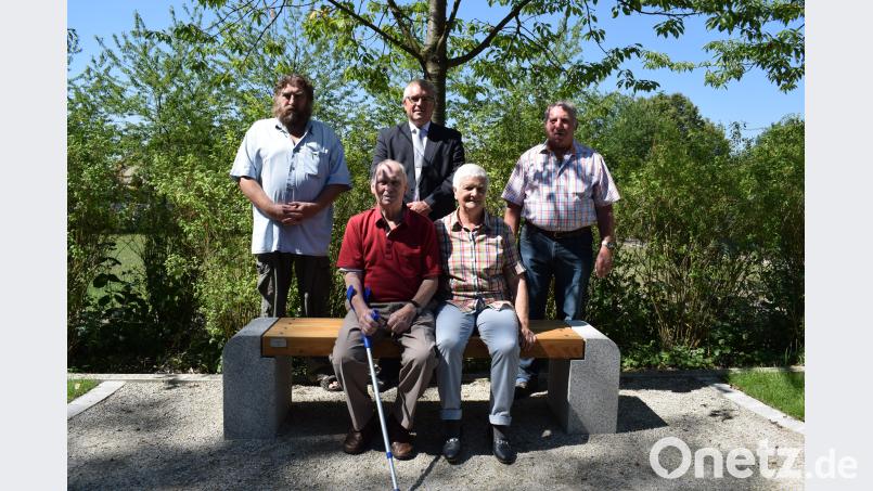 Die Wanderfreunde Pfreimd haben eine Ruhebank für die Urnengrabanlage gestiftet. Unser Bild zeigt stehend von rechts: Vorsitzenden Xaver Breitschaft, Bürgermeister Richard Tischler und Bildhauer Engelbert Süß. Sitzend Anna und Johann Most. bnr