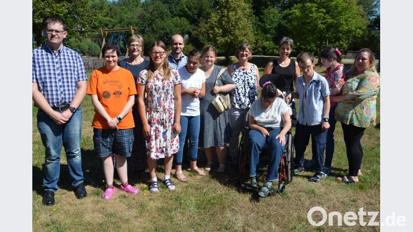 Acht Absolventen aus der Berufsschulstufe hat das Förderzentrum Mitterteich verabschiedet. Sie alle haben eine Stelle in Werkstätten in Mitterteich und Irchenrieth. Mit im Bild die Lehrkräfte und Schulleiterin Anne Geiger (6. von rechts). jr
