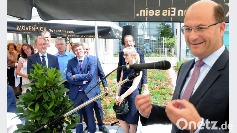Finanzminister Albert Füracker (rechts) in Höchstform. Am Freitag war er Gast bei der Eröffnung der Psychiatrischen Tageskliniken für Kinder- und Jugendliche sowie Erwachsene in Amberg. Stephan Huber