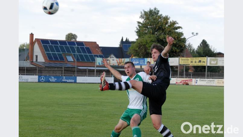 0:0 in Herzogenaurach, 0:0 gegen Friesen: Der SV Mitterteich ist mit zwei Punkteteilungen in die Saison gestartet. Das Bild zeigt den neuen Kapitän Manuel Dürbeck (hinten) in der Partie gegen Friesen im Zweikampf mit Kai Aust. Am Samstag treten die Stiftländer beim TSV Kornburg an. Gebert, Rudolf