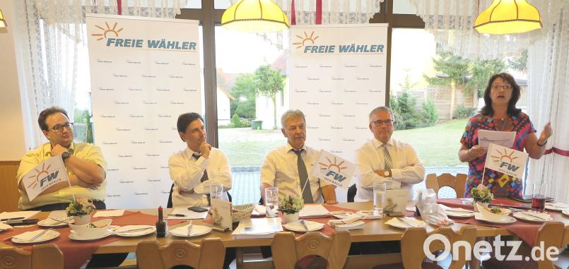 Jürgen Hanisch, Alfred Jäger, Joachim Hanisch, Richard Tischler und Maria Schlögl (von links) eröffneten den Bezirks- und Landtagswahlkampf der Freien Wähler. Hirsch