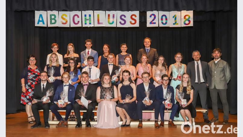 Für ihr außerunterrichtliches Engagement (Abschlusszeitung, Schülerbibiliothek, Sanitätsdienst, Fotografie, Sport, SMV, Musik….) wurden ausgezeichnet: Marcel-René Meier, Laurens Wittmann, Moritz Langner, Antonia Kick, Carmen Schlagenhaufer, Franz Hofmann, Julia Löschel, Julian Binner, Julia Gollwitzer, Lilly Schiffner, Franziska Riebl, Carolin Jakob, David Meierhöfer, Stefan Bodenmeier, Judith Hoffmann, Lara Fütterer, Loreen Lichtenberg, Luca Herms, Diana Pfannenstiel exb