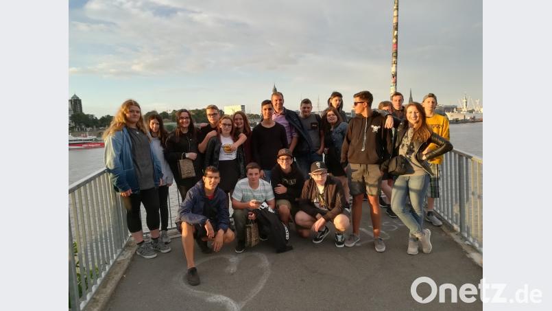 Die Abschlussschüler zusammen mit Klassenlehrerin Nadine Meiler (vorne rechts) und Fachlehrer Leonhard Fütterer (hinten, Mitte). exb