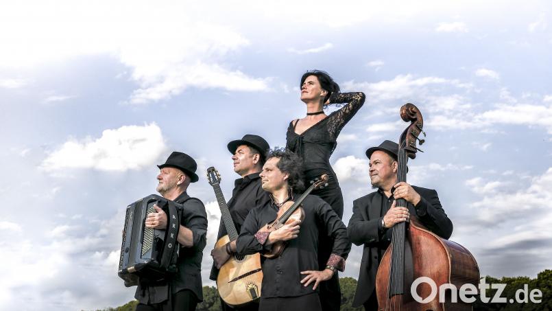Die fünf Vollblutmusiker von „Foaie Verde“ aus vier verschiedenen europäischen Ländern begeistern bei den Wurzer Sommerkonzerten mit feuriger Musik der Roma und der Länder Südosteuropas auf höchstem musikalischem Niveau. Foaie Verde/exb