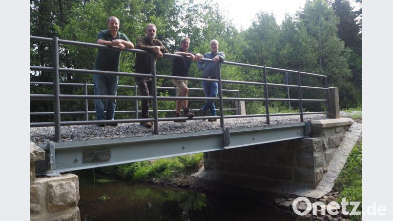 Zur Besichtigung des fertigen Bauwerks treffen sich vom Forstbetrieb Flossenbürg stellvertretender Betriebsleiter Ingo Greim, Bürgermeister Reiner Gäbl, Forstrevierleiter Rudolf Stadler und Servicestellenleiter Thomas Parton (von rechts). gz