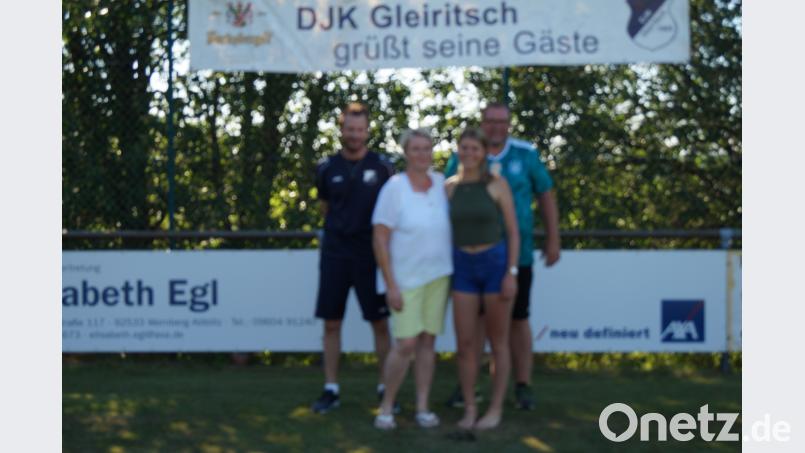 Jürgen König (links) und Martin Höreth von der DJK zusammen mit den beiden neuen Übungsleiterinnen Silvia Höreth (Zweite von links) und Larissa König. sgs