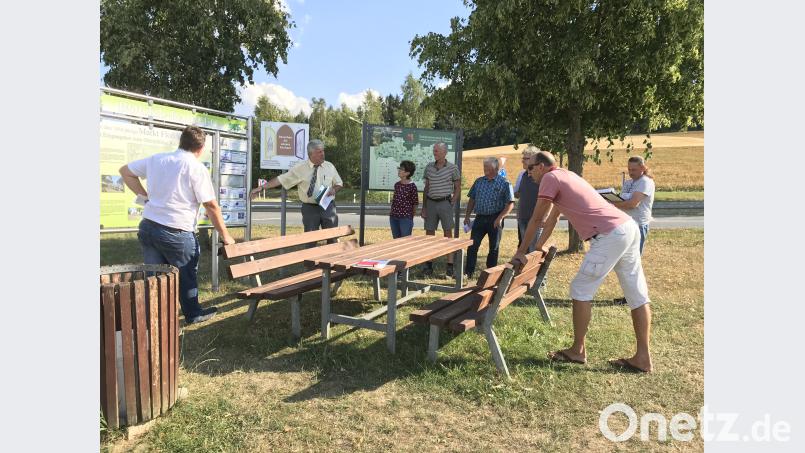 Um einen Schilderwald am Rastplatz beim Kreisverkehr zu vermeiden, will der Markt die zuletzt aufgestellten Werbeschilder der örtlichen Gastronomie integrieren in eine erweiterte Informationstafel. Der Bauausschuss hat sich vor Ort ein Bild gemacht. eig
