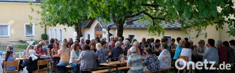 Im schattigen Kirchhof der katholischen Pfarrgemeinde lässt es sich gut aushalten. Beide Frauengemeinschaften des katholischen und evangelischen Frauenbunds feiern Sommerfest. le
