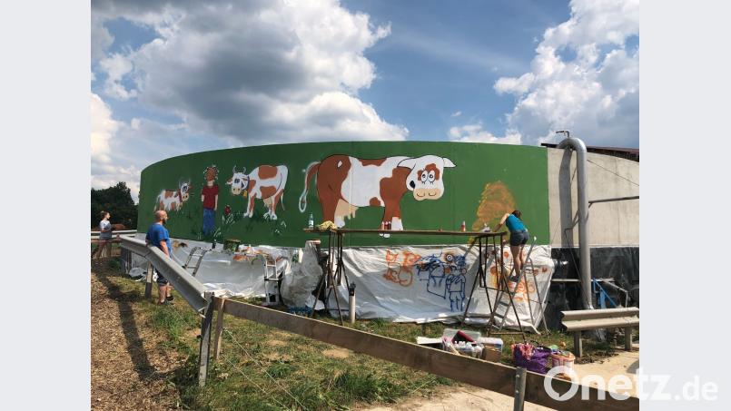 Die Schüler verwandeln die Betonwand in ein Kunstwerk. plym