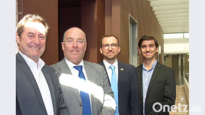 Grammer-Solar-Chef Siegfried Schröpf (links) bei einer Einladung beim deutschen Botschafter in Chile, Rolf Schulze (daneben). exb