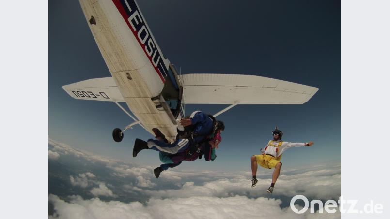 Die Gruppe "Magic Wings" werden die Hauptattraktion des 37. Gramaufests sein. Die Springer versuchen aus 2.500 Metern Höhe eine Punktlandung hinzubeikommen. exb
