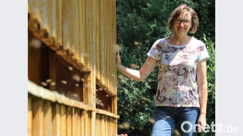 „Sie fliegen wie wild. Es sind nicht viele da. Das bedeutet, sie finden draußen noch etwas, vielleicht Linden oder Sträucher im Wald“, erklärt Johanna Baumann an der Einflugschneise zu den Bienenstöcken. Gerhard Götz