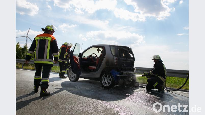 Ein Smart ist am Freitag nachmittag am Steinbacher Berg in Brand geraten. Die beiden Insassinnen konnten sich retten. rw