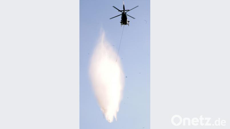 Der bayerische Polizei-Hubschrauber „Edelweiß“ kam zum Löschen aus Roth eingeflogen. gf