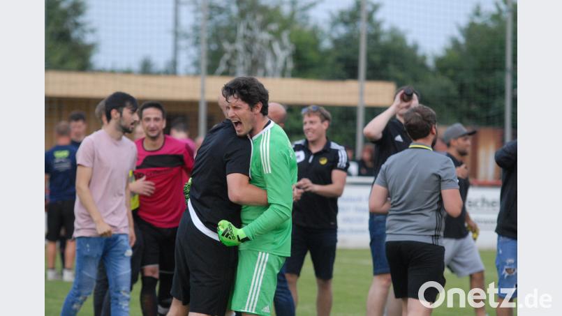 Alexander Schirmer freut sich nach dem entscheidenden Sieg in der Relegation. Beim Start in die neue Bezirksliga-Saison ist der Torwart des FC Tirschenreuth aber nicht dabei. Gebert, Rudolf
