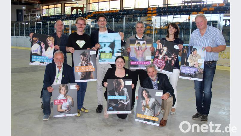 Nicht aufs Glatteis wollen die LTO-Verantwortlichen ihre Theaterbesucher führen. Für die Präsentation der neuen Spielzeit wählen sie diesmal das Weidener Eisstadion: (von links knieend) Bernd Hofmann (2. Vorsitzender des Fördervereins „Freunde des LTO“), Anna Kunz (Presse und Öffentlichkeitsarbeit), und Wolfgang Meidenbauer (LTO-Geschäftsführer) und (von links stehend): Heiner Reber (Vorsitzender des Fördervereins), Julian Struck (Schauspieler und Theaterpädagoge), Till Rickelt (künstlerischer Leiter), Andreas Wutzlhofer (Bürgermeister der Stadt Vohenstrauß) sowie Christine Melischko und Johann Riedl (Geschäftsführung der Stadtwerke Weiden). Holger Stiegler