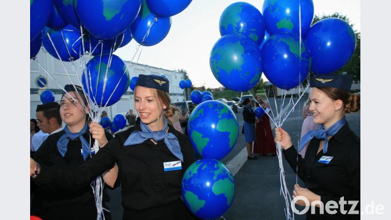 Blaue Luftballons, versehen mit Kärtchen, verließen am späten Donnerstagabend Wiesau, bzw. symbolisch in Richtung Süden. wro