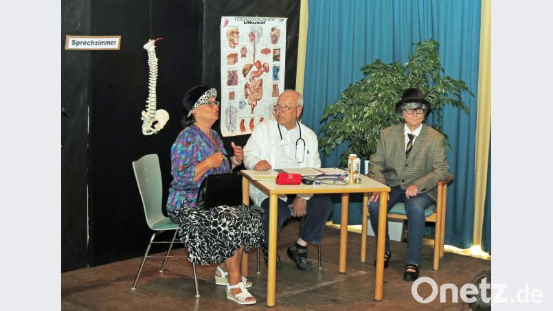 Die Frau (links Jutta Wolfrath) gibt große Gesundheitsdiagnosen und ihr Mann (rechts, gespielt von Erni Liebwein) kommt nicht zu Wort. Da hat der Doktor (Axel Poy) ein Rezept verschrieben – eine neue Frau, zum Gelächter der begeisterten Gäste des Theaternachmittags der „MimOldies“. Bild: Dobmeier Dobmeier
