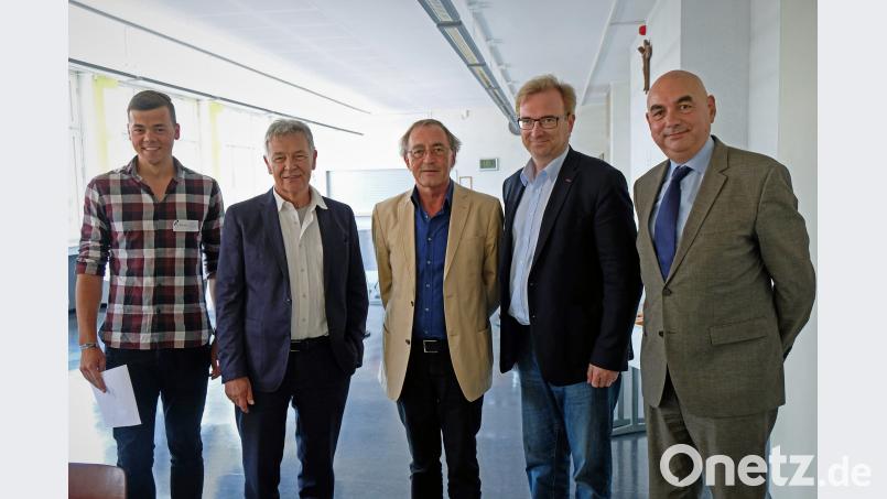 Der für die Presse zuständige Schüler Stefan Schmid begrüßt die Landtagssabgeordneten Joachim Hanisch, Franz Schindler, Alexander flier und Jürgen Mistol (von links) twi