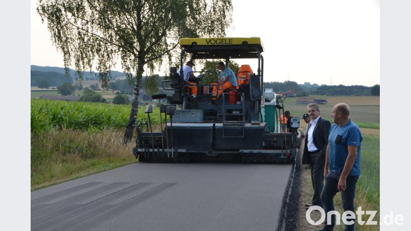 Die Straßenbauarbeiter sind fertig, jedoch darf die Gemeindeverbindungsstraße von Erpetshof nach Zeßmannsrieth noch nicht befahren werden. Sofort würden sich Spuren der schweren landwirtschaftlichen Maschinen abzeichnen. Die Hitze ist daran schuld. dob