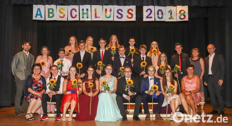 Blumen und eine besondere Ehrung gibt es für alle Zehntklässler der Realschule, die eine 1 vor dem Koma im Abschlusszeugnis stehen haben. exb