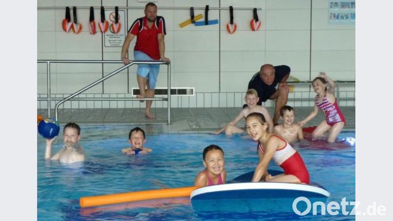 Spaß machte die Schwimmausbildung bei den bisherigen Nichtschwimmern und Ausbildern gleichermaßen. Der Erfolg mit Schwimmen durch das fünfundzwanzig Meter lange Becken blieb nicht aus. mab