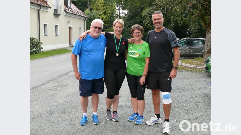 Wolfgang Haberberger (von links), Sandra Mandanici, Christine Kneißl und Matthias Mägerl sind stolz auf ihre Leistung und begeistert von der Abschlussveranstaltung der Lauf10-Aktion in Wolnzach. abu