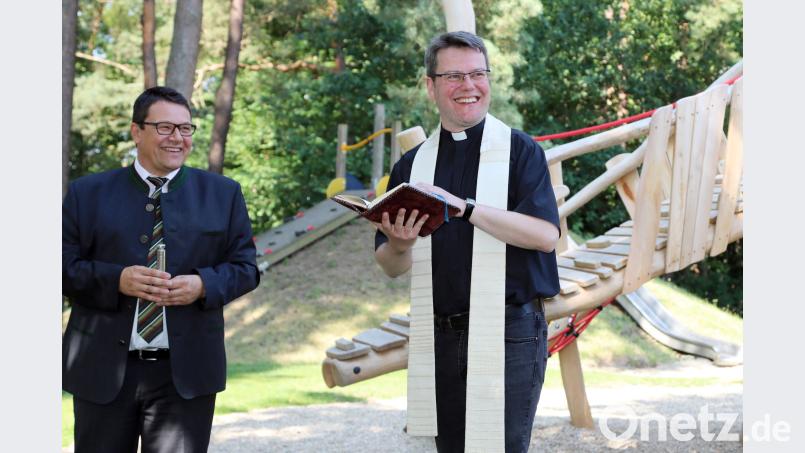 Grund zum Lachen: Bürgermeister Thomas Falter (links) gefiel das neue Klettergerüst so gut, dass er es im Anschluss selbst ausprobierte. Pfarrer Christoph Melzl traf mit Elternbeiratsvorsitzenden Andreas Lehmann einen alten Freund aus dem Kindergarten wieder. Gerhard Götz