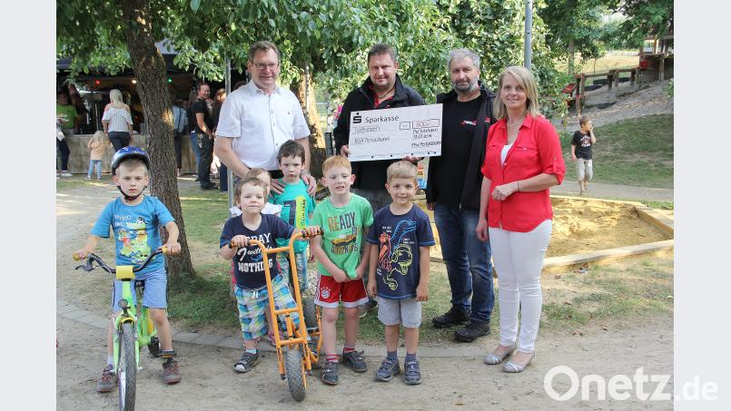 Groß war die Freude bei Kindern, Erzieherinnen und Bürgermeister Martin Prey (hinten, links) als die Vertreter der Feuerwehr Pertolzhofen die Spende überreichten. boj