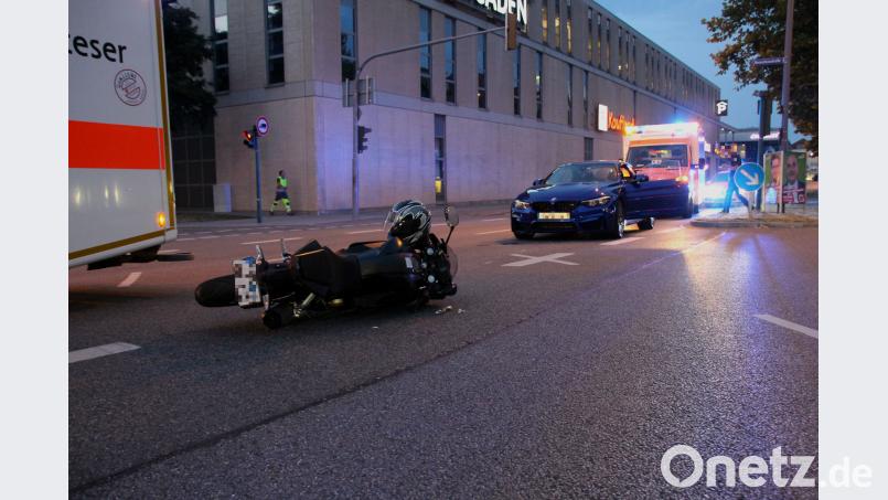 Biker kollidiert am Freitagabend in Regensburg mit Autofahrer. Auer, Alexander