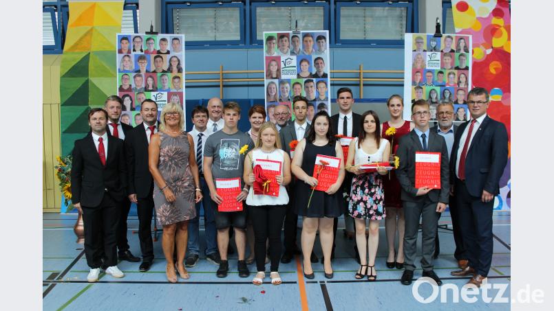 Klassenleiter, Schulleitung und Ehrengäste zeichneten die Schulbesten der Mittelschule bei der Abschlussfeier aus. pko