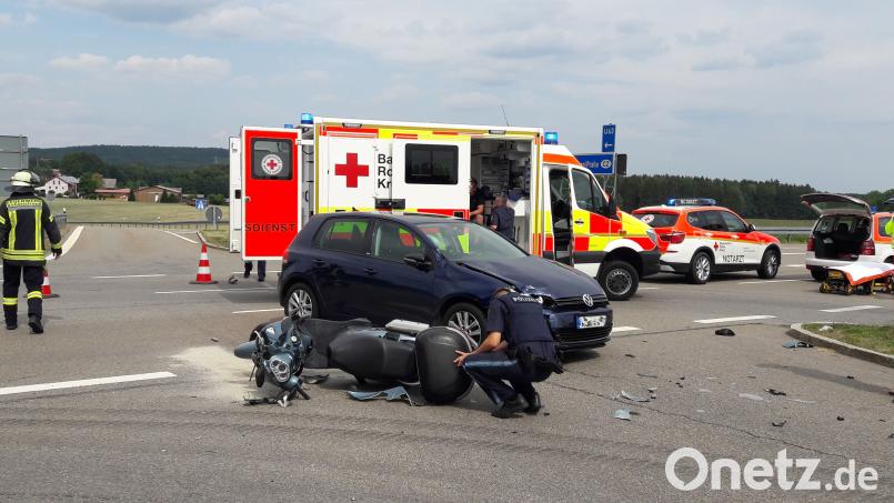 Beim Überqueren der Kreisstraße 37 Richtung Böhmischbruck übersieht ein Golf-Fahrer einen Motorrollerfahrer. Die Fahrzeuge prallen heftig aufeinander. dob